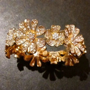 Elastic bracelet..size small..very classy..Smoke-free home..we bundle..enjoy